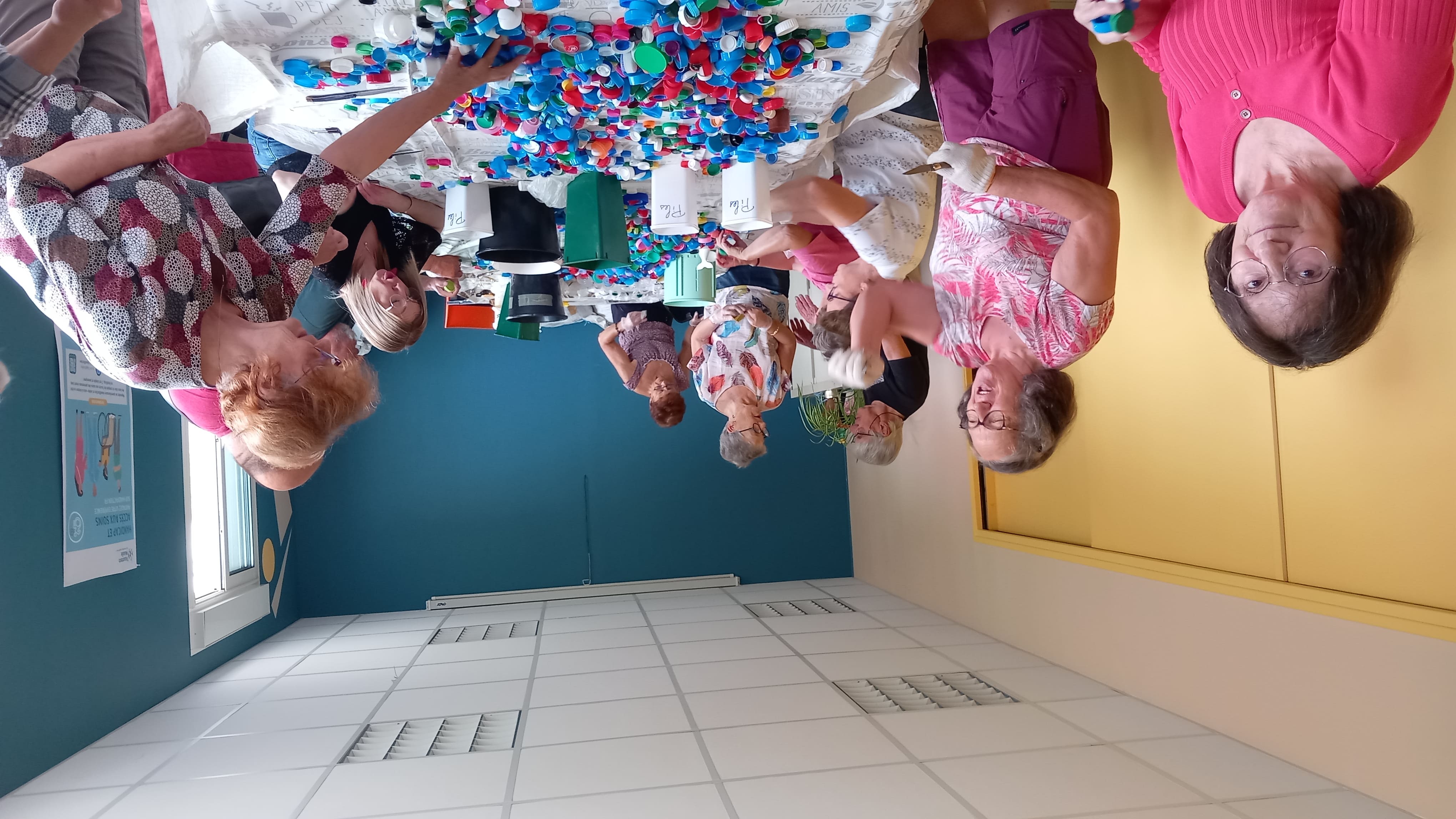 Bénévoles Coeur2Bouchons lors d'une opération de tri