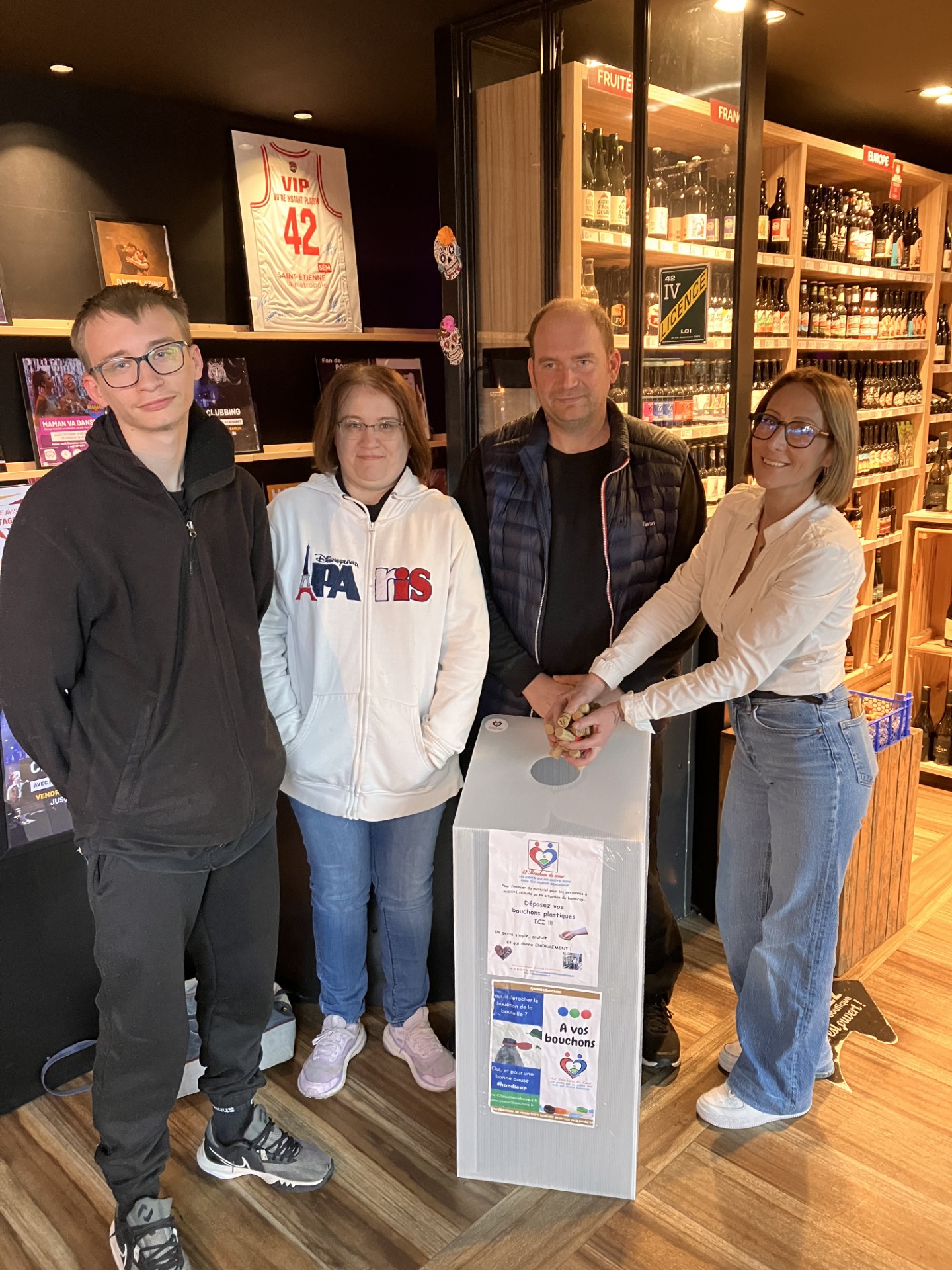 Collecte de bouchons dans un point relais partenaire