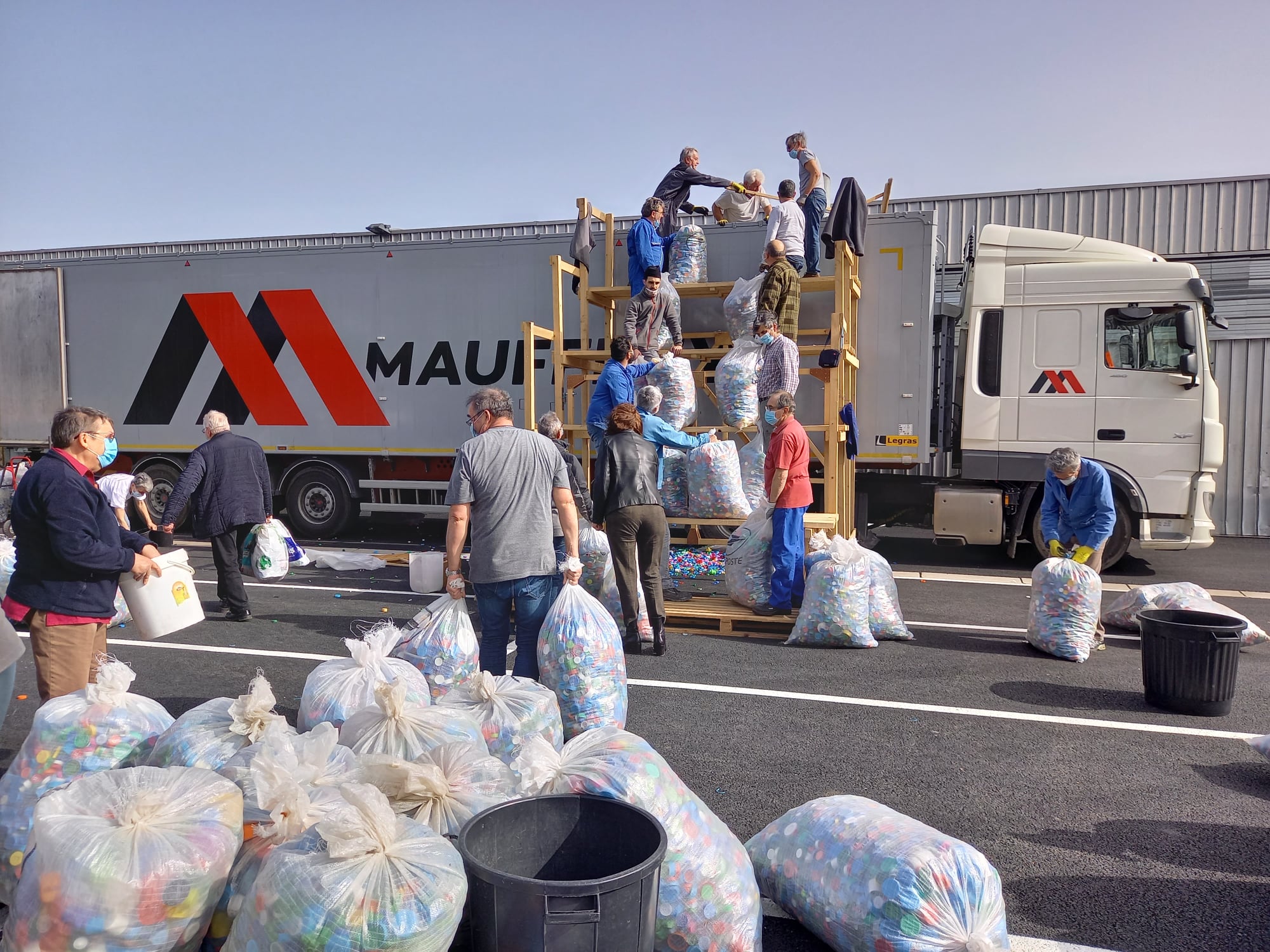 Chargement des bouchons pour recyclage