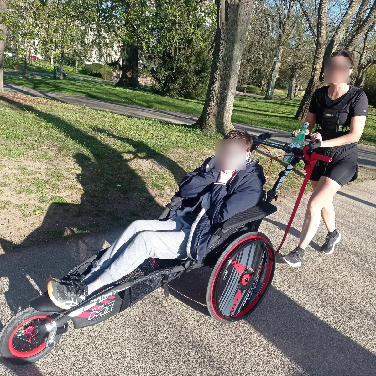 Sortie en plein air avec un fauteuil adapté.